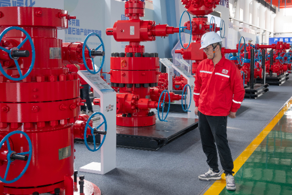 我公司在石油石化裝備產(chǎn)業(yè)基地建設(shè)與發(fā)展大會億德隆分會場參觀學(xué)習(xí) 我公司在石油石化裝備產(chǎn)業(yè)基地建設(shè)與發(fā)展大會億德隆分會場參觀學(xué)習(xí)